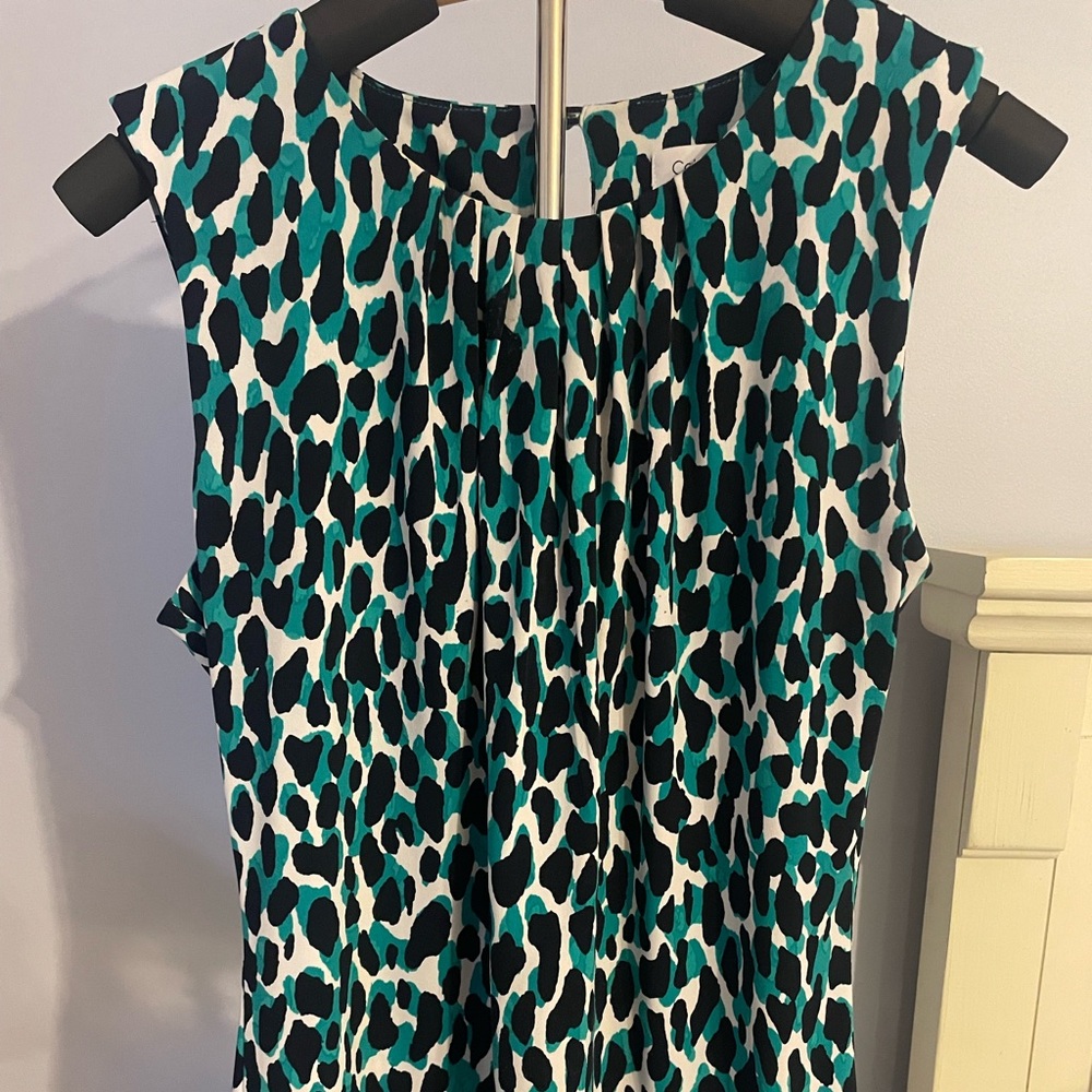 Perfect for the office. Pairs well with a black jacket.